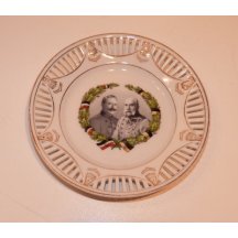 Ozdobný talíř se zlatým dekorem