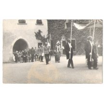 Festive parade : Franz Ferdinand and Sophie behind flag - bearers