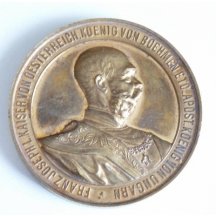 Pozlacená medaile s císařem Františkem Josefem ve svátečním rounu 