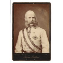 Fotografie sedícího Franz Josefa v bílém kabátě