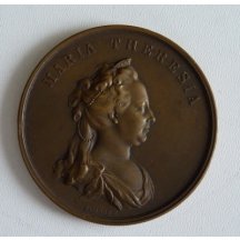 Bronzová medaile s Marií Terezií, památník na druhé straně