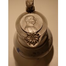 Korbel s portrétem Franz Josefa na horním uzávěru