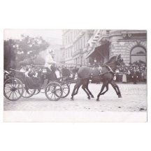 Franz Joseph přijíždí na náměstí