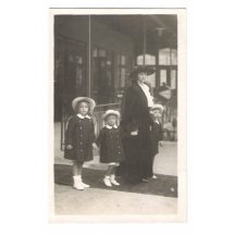 Incomplete family - mother and three children 