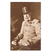 František Josef v uniformě, sedící v křesle