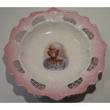 Zdobený růžový talíř s portrétem Františka Josefa