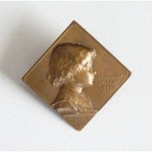 Napichovací bronzový odznak s portrétem syna císaře