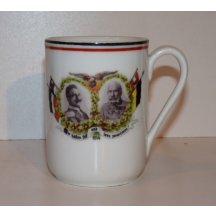 Černobílé portréty císařů Františka Josefa a Viléma, vlajky