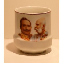 Dva evropští císaři v portrétech na neobvyklém tvaru hrnečku