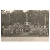 Foto celé jednotky před sochou Franz Josefa...mimořádná pohlednice