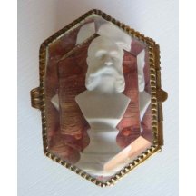 Ballspende se sochou císaře