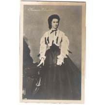 Elisabeth v černobílých šatech