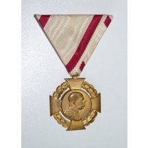 Jubilejní kříž z roku 1908 na vojenské stuze , zlacená bronz 