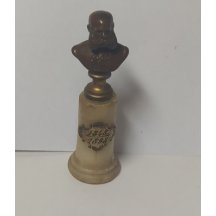 Miniaturní socha FJI na podstavci + další sochy