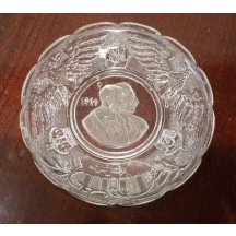 Skleněný talíř se znaky a portrétem Franz Josefa I.a Wilhelma II