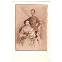Sedící Elisabeth a stojící František Josef s dětmi
