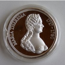 Marie Terezie na medaili s rakouskou orlicí a erbem