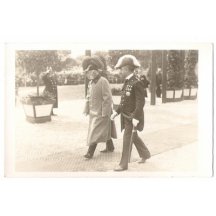 Kráčející Franz Josef v doprovodu