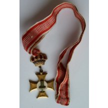 Stuha s křížem a císařskou korunou ve zlatém zpracování