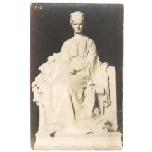 Černobílá pohlednice - pomník sedící císařovny Elisabety 