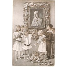 Děti zdobí obraz Franz Josefa květinami