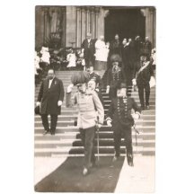 Franz Josef kráčí ze schodů a zdraví přítomné