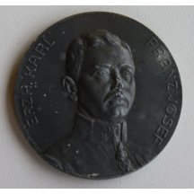 Carl Franz Josef na zinkové medailii s erby a korunou