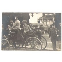 Císař Franz Josef nastupuje do připraveného kočáru