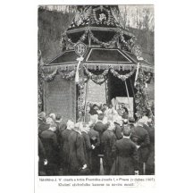 Putting final stone on new bridge , Prague