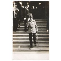 Franz Joseph I. kráčející po schodech dolů