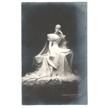 Scuplture of sitting Elisabeth with brooding face