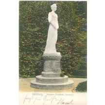 Barevná fotografie stojící sochy Elisabeth před zeleným keříkem