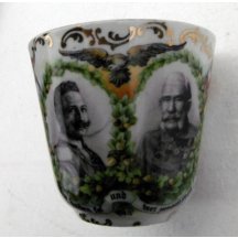 Zdobený hrnek s císaři