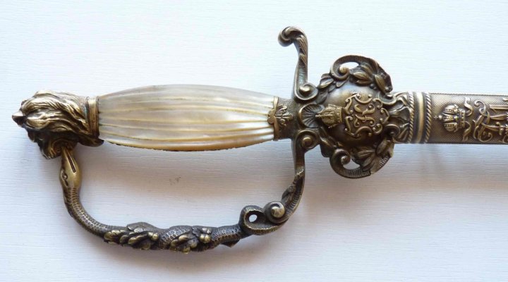 Chladné zbraně: kord, šavle, dýka, bajonet, nůž