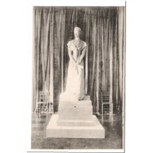 Sculpture of Elisabeth, she is holding important letter in her hand