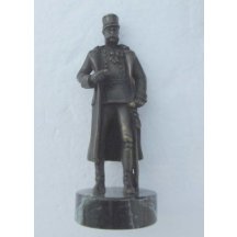 Soška FJI na mramorovém podstavci