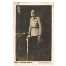 Císař František Josef I. opírající se o stůl