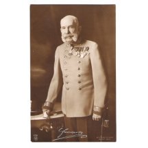 Franz Josef v uniformě, opírající se o pracovní stůl