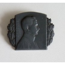 Čepicový odznak s portrétem Karla , líc a rub