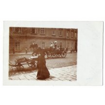 Císař František Josef projíždí vídeňskou ulicí