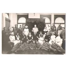 Vojenská nemocnice -Most,personál a zranění vojáci s bustou Franz Josefa I.