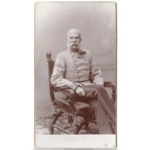 Sedící Franz Josef I. v uniformě