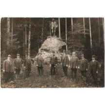 Společné foto před sochou císaře - RR