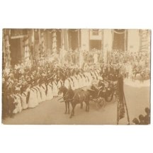 František Josef I. jede před skupinu radních