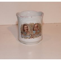 Malý hrneček s portréty dvou císařů s vlajkami