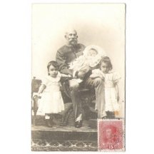 Foto Franz Josefa a jeho vnoučat, spolu s poštovní známkou