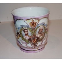 Franz Joseph ve služební uniformě, rostlinný motiv a vlajka