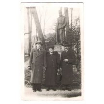 Lidé z civilu vyfoceni před sochou Františka Josefa