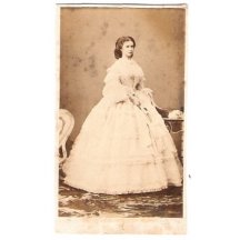 Stojící Elisabeth v bílých šatech