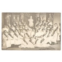 Společná fotografie dětí kolem busty Franz Josefa